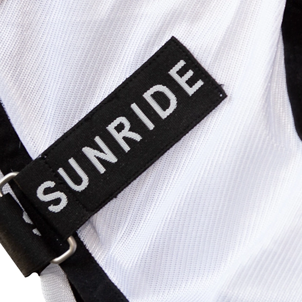 Nahaufnahme eines weißen Halsteils mit einem schwarzen Etikett, auf dem der Schriftzug "SUNRIDE" zu sehen ist.
