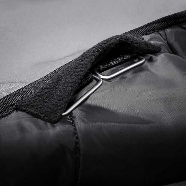 padded under rug connectiong of winter rug helsinki 250 grams grey detailed view of padded under rug connetor rings of grey helsinki winter rug with 250 grams filling and reflecting elements by sunride