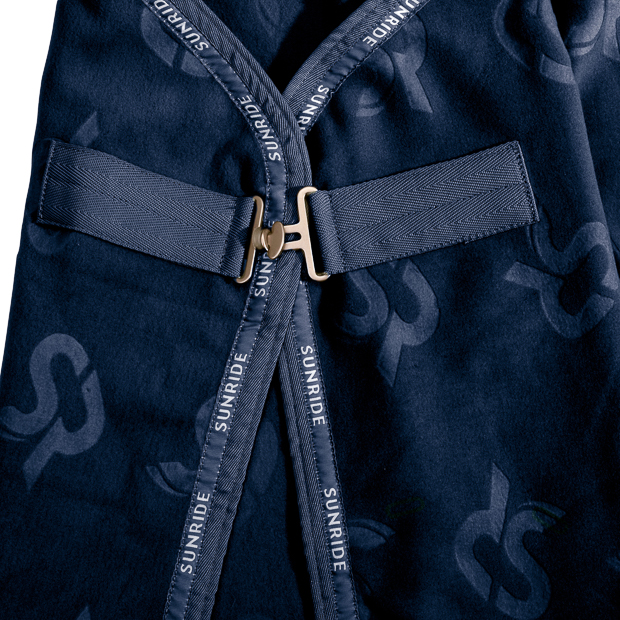 front closure of wellington cooler rug with removable belly straps blue detailed view of front closure of blue cooler rug with removable belly straps wellington line by sunride