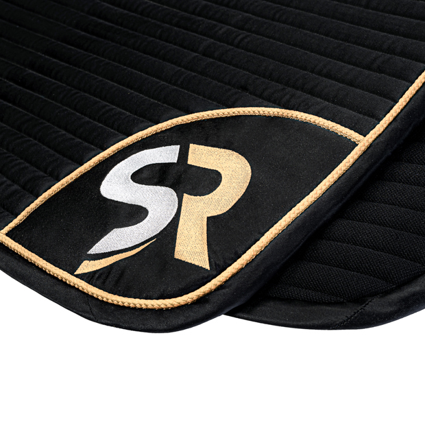 schwarz goldene dressurschabracke mit sr logo stickerei auf der dressurschabracke in schwarz mit goldener umrandung sowie goldenem sr logo von sunride