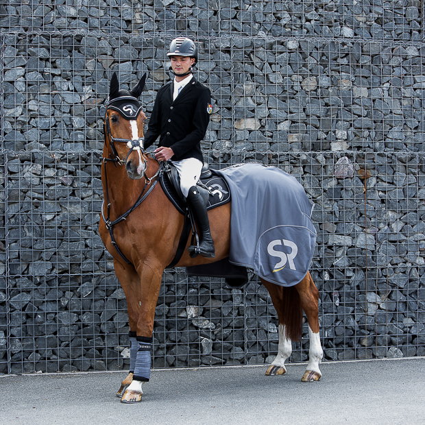 exklusive set schwarz silber am pferd exklusive set schwarz mit silber bestehend aus der schabracke, dem ohrnetz, den bandagen sowie der abschwitzdecke von sunride am pferd