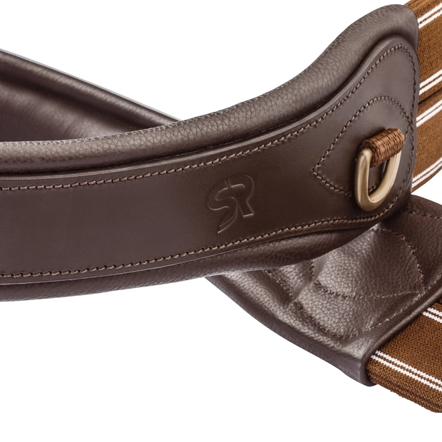 d-ring of brown golden dressage girth soho detailed view of d-ring of elastic brown leather saddle girth soho with golden mounting by sunride