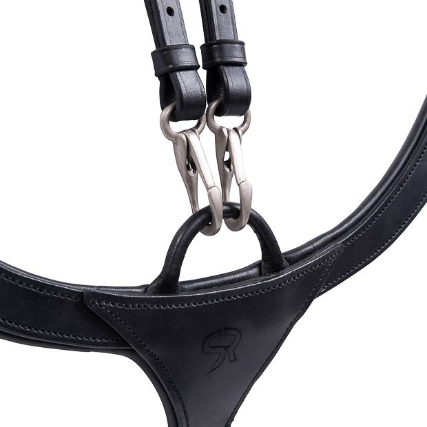 snap attachment of breastplate with martingale ascot black with optional three or five point fixation detailled view of martingale attachment snaps of optional three or five point fixation breastplate with martingale ascot in black leather