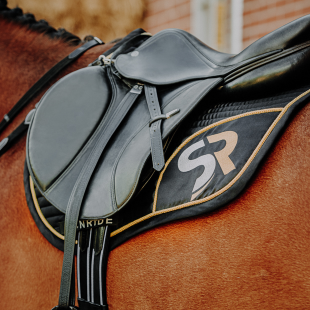 black golden sr line jumping saddle pad with breathable air mesh spine by sunride under saddle on a horse
