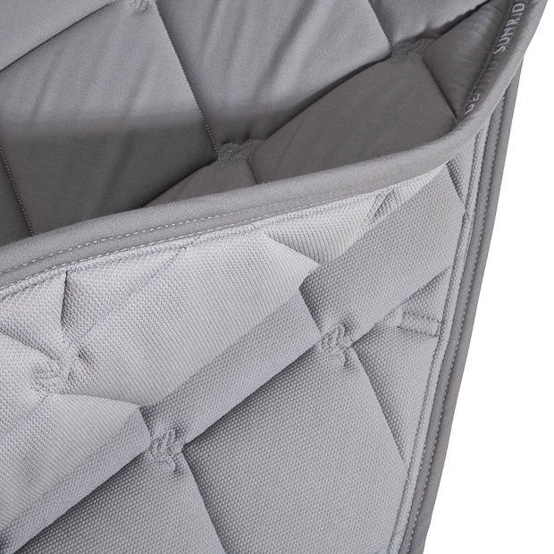 inside of jumping saddle pad wellington line grey detailed view of breathable inside of grey wellington line jumping saddle pad with breathable air mesh spine by sunride