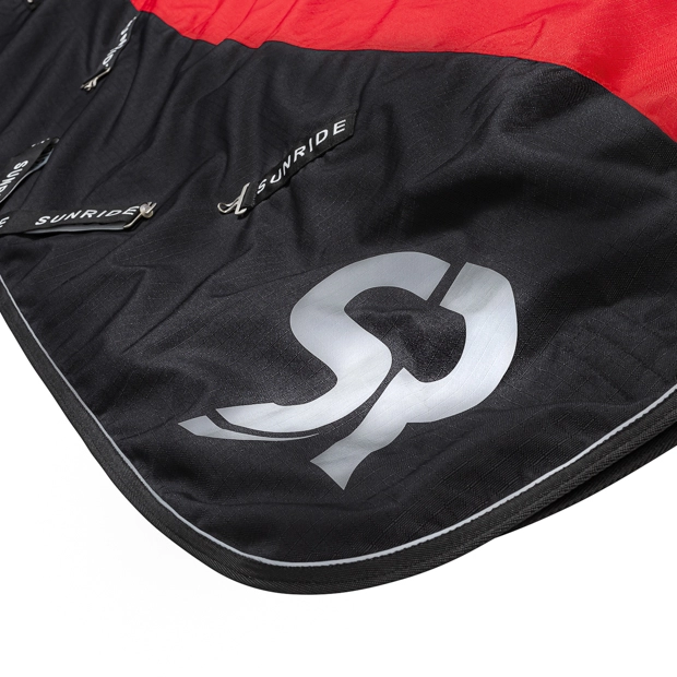 reflektoren winterdecke helsinki rot mit 250 gramm fuellung reflektoren an der roten winterdecke helsinki mit 250 gramm fuellung von sunride