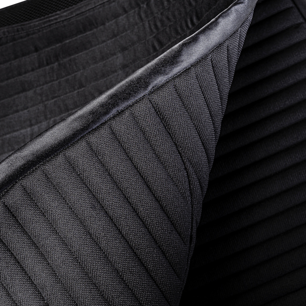 weiche innenseite schwarz rote dressurschabracke mit sr logo weiche innenseite der dressurschabracke in schwarz mit roter umrandung sowie rotem sr logo von sunride