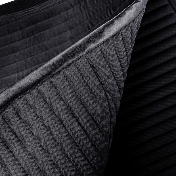 weiche innenseite schwarz graue dressurschabracke mit sr logo weiche innenseite an der dressurschabracke in schwarz mit grauer umrandung sowie grauem sr logo von sunride