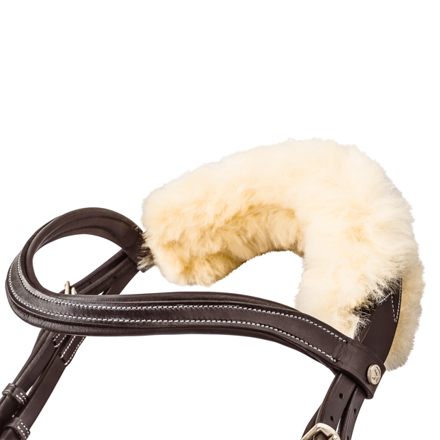 padded neck part of brown swedish leather bridle with fur padding oxford including reins detailed view of padded and shaped neck part of brown swedish leather bridle oxford with golden mounting and fur padding including reins by sunride
