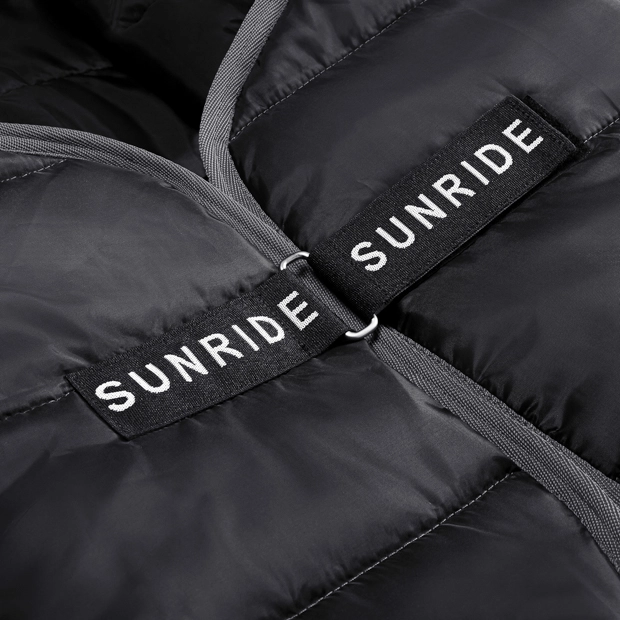 velcro front closure of black under rug 150 grams filling  detailed view of velcro front closure on black under rug with 150 grams filling compatible with all sunride winter and rain rugs