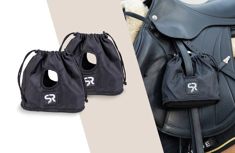 Steigbügelschoner Zwei schwarze Steigbügelschoner mit SR Logo liegen nebeneinander rechts daneben ein Sattel mit aufgezogenen Steigbügelschonern