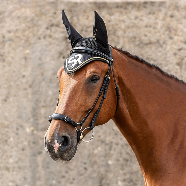 Ein Pferd trägt eine Fliegenhaube in Gold aus der Exclusive Line von Sunride