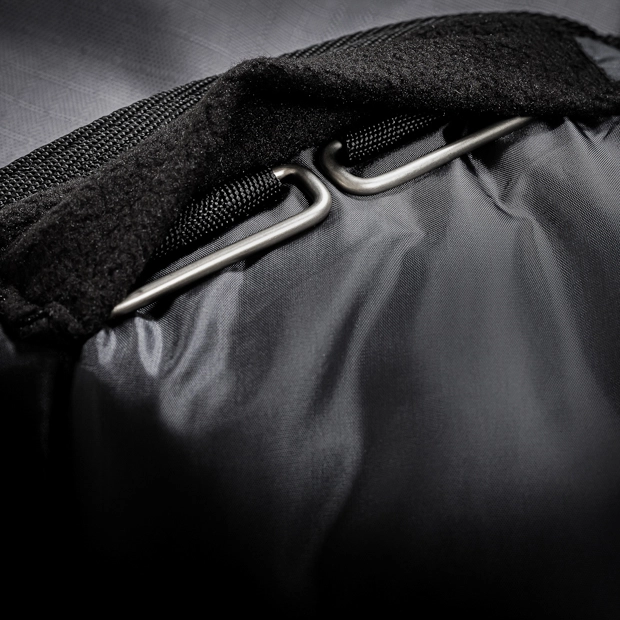 padded under rug connectiong of winter rug alaska 450 grams grey detailed view of padded under rug connetor rings of grey alaska winter rug with 450 grams filling and reflecting elements by sunride