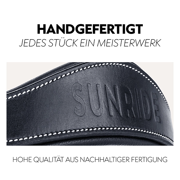 Nahaufnahme einer handgefertigten mexikanischen Trense in Schwarz mit feiner Naht und eingeprägtem Schriftzug, ideal für Pferde.