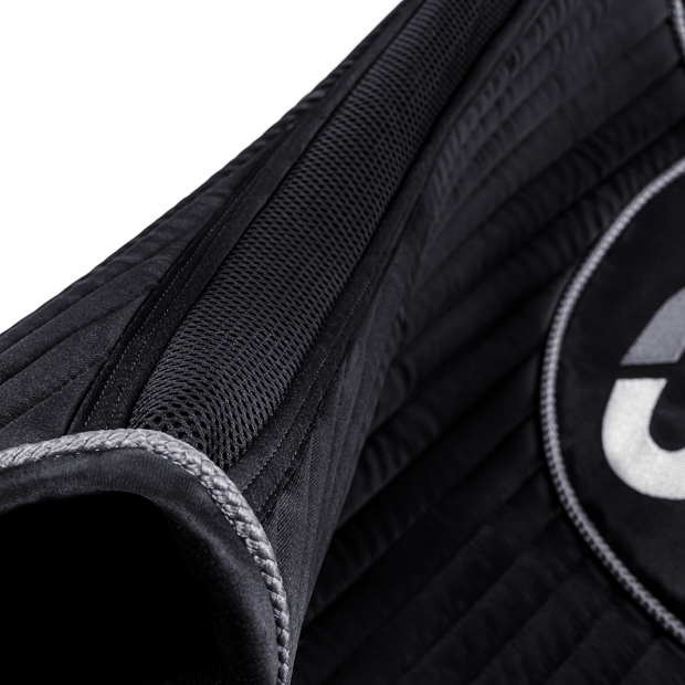 atmungsaktive rueckenpartie springschabracke exclusive line schwarz silber atmungsaktive rueckenpartie an der schwarz silbernen springschabracke aus der exclusive line von sunride