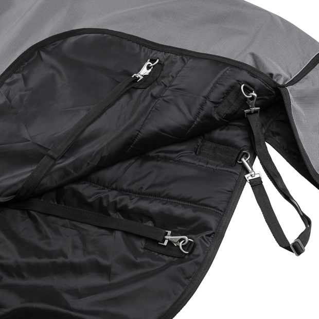 inner fabric, leg and tail straps of winter rug alaska 450 grams grey detailed view of inner fabric and  connectors, leg straps and tail strap of grey alaska winter rug with 450 grams filling and reflecting elements by sunride