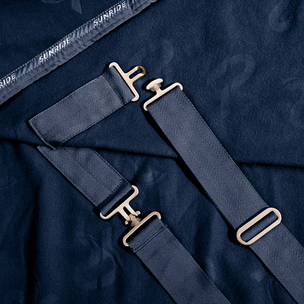 abnehmbare bauchgurte auf der innenseite der abschwitzdecke wellington blau von sunride abschwitzdecke wellington blau mit abnehmbaren bauchgurten auf der innenseite