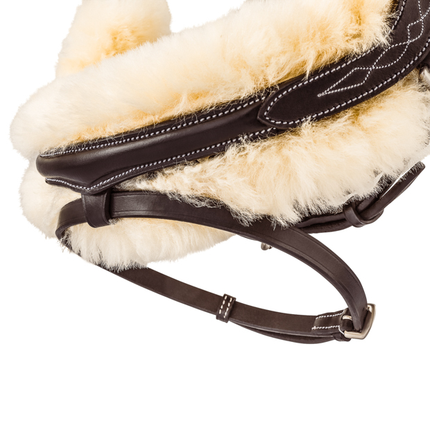 padded nose band of brown swedish leather bridle with fur padding oxford including reins detailed view of padded nose band of brown swedish leather bridle oxford with golden mounting and fur padding including reins by sunride