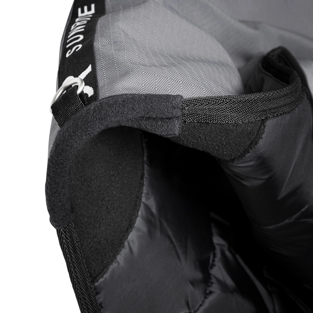 extra padded whiters zone of winter rug alaska 450 grams grey detailed view of withers zone with extra soft padding of grey alaska winter rug with 450 grams filling and reflecting elements by sunride