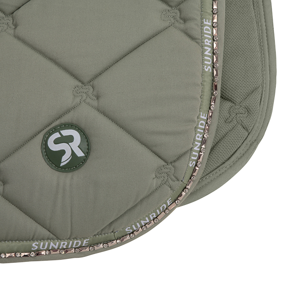 olive dressurschabracke wellington mit strasssteinen und polsterung detailaufnahme der dressurschabracke wellington olive umrandet mit strasssteinen sowie fellpolsterung am widerrist von sunride