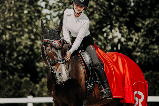 softshell and fleece cooler rug boston exclusive line red on horse with matching earnet red set of earnet and boston cooler rug made of softshell and fleece with reflecting sr logo by sunride on a horse with rider