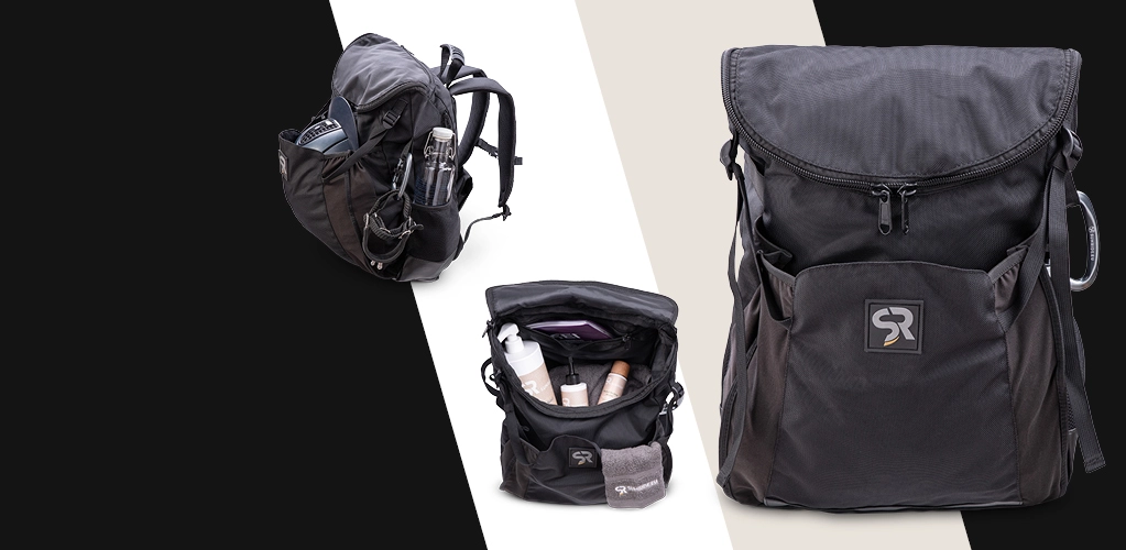 Rucksack Drei schwarze Rucksäcke aus recyceltem Material links mit Trinkflasche in der Mitte geöffnet mit Pflegeprodukten rechts ein großer leerer Rucksack