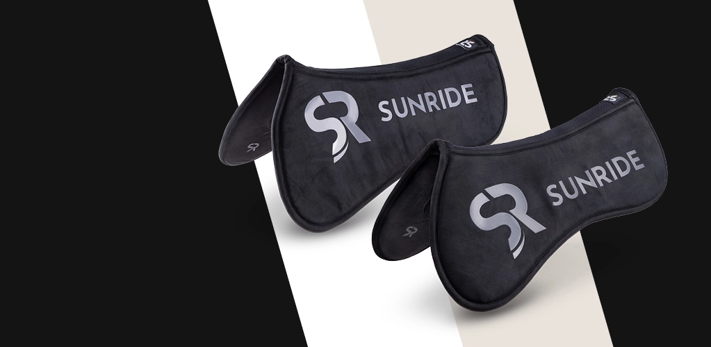 Sattelpad Cloud One Zwei schwarze Sattelpads mit dem SUNRIDE Logo liegen nebeneinander