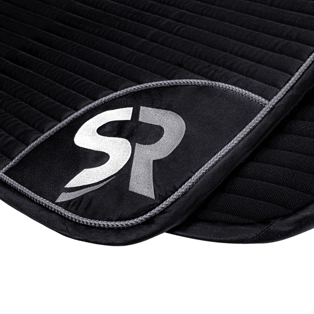 schwarz graue dressurschabracke mit sr logo stickerei an der dressurschabracke in schwarz mit grauer umrandung sowie grauem sr logo von sunride