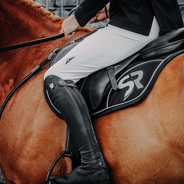 springschabracke exclusive line schwarz silber am pferd am turnier schwarz silberne springschabracke aus der exclusive line von sunride am pferd am turnier
