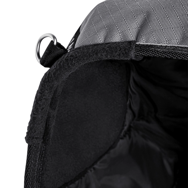 extra padded whiters zone of winter rug helsinki 250 grams grey detailed view of withers zone with extra soft padding of grey helsinki winter rug with 250 grams filling and reflecting elements by sunride