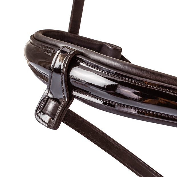 hochglanz nasenriemen schwedische trense aspen braun variabler nasenriemen und kinnriemen der schwedische ledertrense aspen in braun mit braunen und beigen steinen im stirnband sowie hochglanzelementen