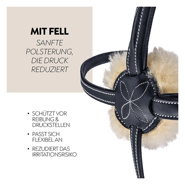 Eine schwarze Trense mit weichem Fellpolster, das Druckstellen reduziert und sich flexibel anpasst, ist auf dem Bild zu sehen.