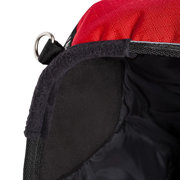 extra padded whiters zone of winter rug helsinki 250 grams red detailed view of withers zone with extra soft padding of red helsinki winter rug with 250 grams filling and reflecting elements by sunride