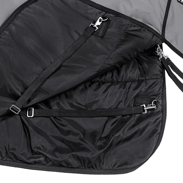 inner fabric, leg and tail straps of winter rug helsinki 250 grams grey detailed view of inner fabric and  connectors, leg straps and tail strap of grey helsinki winter rug with 250 grams filling and reflecting elements by sunride