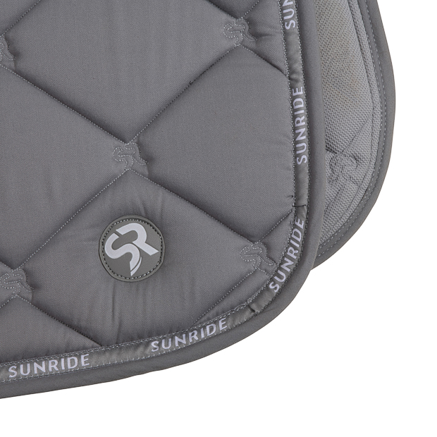 stickerei und label springschabracke wellington linie grau detailansicht der stickerei und des labels an der grauen springschabracke aus der wellington linie von sunride