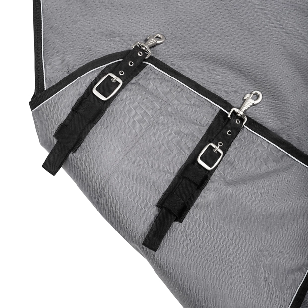 adjustable front closure of winter rug alaska 450 grams grey detailed view of adjustable front closure of grey alaska winter rug with 450 grams filling and reflecting elements by sunride