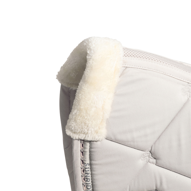 fur of dressage saddle pad wellington beige with gemstones, breathable spine and padded withers detailed view of fur of breathable dressage saddle pad wellington beige with  gemstones and fur on withers