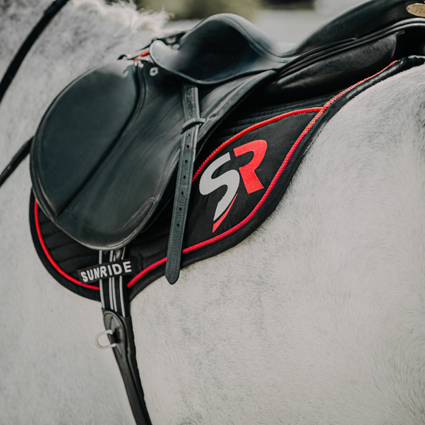 springschabracke exclusive line schwarz rot am pferd schwarz rote springschabracke aus der exclusive line von sunride am pferd