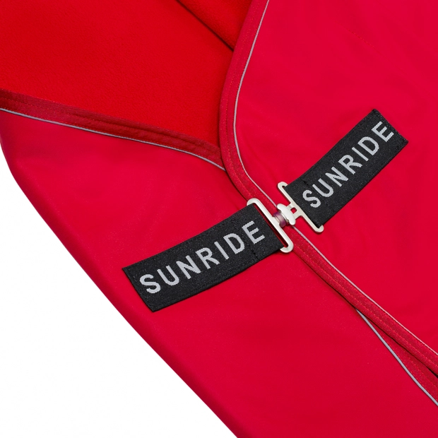 front closure of softshell and fleece cooler rug boston exclusive line red red boston cooler rug made of softshell and fleece with detailed view on front closure by sunride