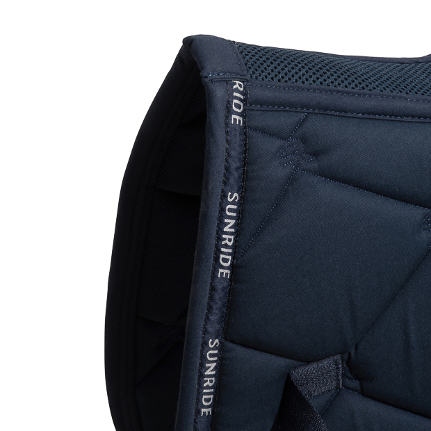 air mesh circulation on jumping saddle pad wellington line blue detailed view of spine air mesh circulation of blue wellington line jumping saddle pad with breathable air mesh spine by sunride