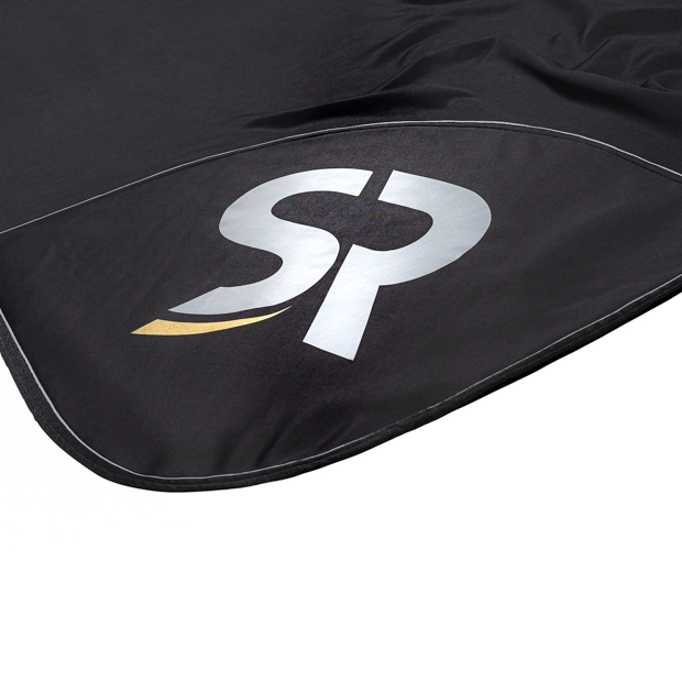 reflecting sr logo on softshell and fleece cooler rug boston exclusive line black black boston cooler rug made of softshell and fleece with detailed view of reflecting sr logo by sunride
