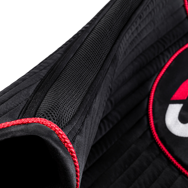 atmungsaktive rueckenpartie springschabracke exclusive line schwarz rot atmungsaktive rueckenpartie an der schwarz roten springschabracke aus der exclusive line von sunride