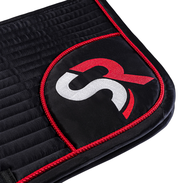 stickerei springschabracke exclusive line schwarz rot detailansicht der stickerei an der schwarz roten springschabracke aus der exclusive line von sunride